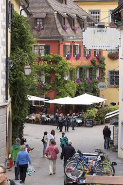 Meersburg, Almanya - 07 Eylül 2015: Meersburg, Almanya 'nın Baden-Wurttemberg eyaletinde yer alan bir şehirdir. Constance Bodensee Gölü kıyısında, üzüm bağlarıyla çevrili..