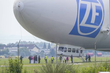 Friedrichshafen, Almanya - 10 Eylül 2015: Zeppelin, Alman Kont Ferdinand von Zeppelin 'in adını taşıyan sert bir hava gemisidir.