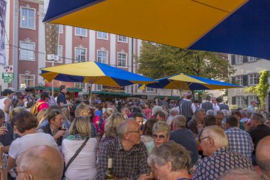 Meersburg, Almanya - 07 Eylül 2015: Merrsburg, Almanya 'nın güneybatısında bulunan Baden-Wurttemberg eyaletinde bir kasaba. Constance Bodensee Gölü kıyısında, üzüm bağlarıyla çevrili..