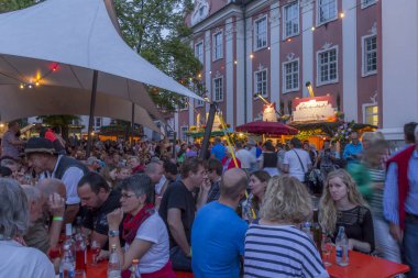 Meersburg, Almanya - 07 Eylül 2015: Merrsburg, Almanya 'nın güneybatısında bulunan Baden-Wurttemberg eyaletinde bir kasaba. Constance Bodensee Gölü kıyısında, üzüm bağlarıyla çevrili..