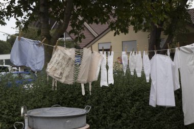 Ochsle, Almanya - 13 Eylül 2015: çamaşır yıkama günü, kadınlar eski günlerde çamaşır yıkamayı gösteriyor