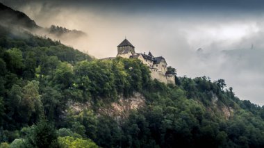 Vaduz, Lihtenştayn - 14 Eylül 2014: Liechtenstein 'in başkentindeki kale. Vaduz Kalesi, Lihtenştayn Prensinin resmi konutu.