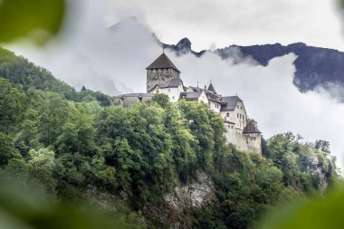Vaduz, Lihtenştayn - 14 Eylül 2014: Liechtenstein 'in başkentindeki kale. Vaduz Kalesi, Lihtenştayn Prensinin resmi konutu.