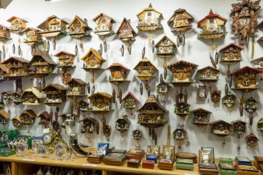 Vaduz, Lihtenştayn - 14 Eylül 2014: Liechtenstein 'in başkentindeki kale. Vaduz Kalesi, Lihtenştayn Prensi 'nin resmi konutu. Duvarda asılı bir sürü güzel saat