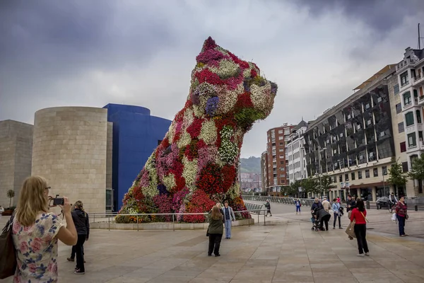 Bilbao, İspanya - Haziran 2018: Jeff Koons tarafından tasarlanan heykel, İspanya 'nın Bilbao kentindeki Guggenheim müzesinin önünde.