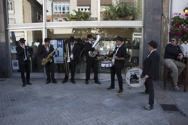 Reinosa, Cantabria, İspanya - 27 sep 2014: Blues Brothers - bir sokak konseriyle bağlantılı olarak büyük bebekler kullanılıyor