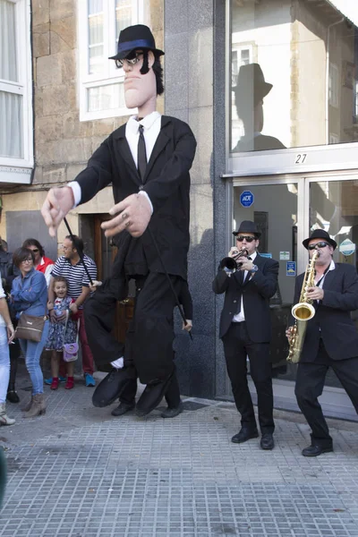 Reinosa, Cantabria, İspanya - 27 sep 2014: Blues Brothers - bir sokak konseriyle bağlantılı olarak büyük bebekler kullanılıyor