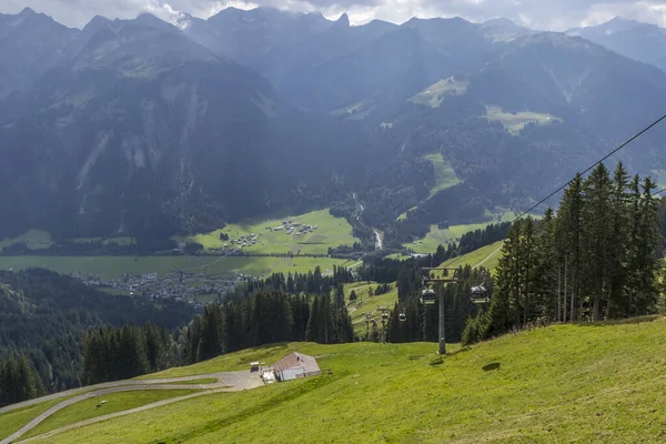 Halde, Avusturya - 9 Eylül 2015: Diedamskopfbahn i Austria 'dan görüntü Alpler üzerinde fantastik manzaralı bir kayış