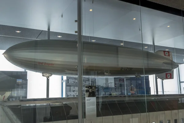 Friedrichshafen, Almanya - 10 Eylül 2015: Zeppelin, Alman Kont Ferdinand von Zeppelin 'in adını taşıyan sert bir hava gemisidir.