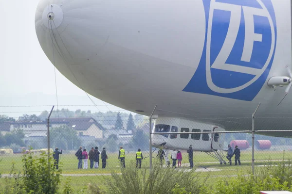 Friedrichshafen, Almanya - 10 Eylül 2015: Zeppelin, Alman Kont Ferdinand von Zeppelin 'in adını taşıyan sert bir hava gemisidir.