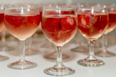 Güzel dekore edilmiş hoş geldin içeceği - içinde ahududu olan bir bardak Prosecco ya da şampanya, bir etkinlikte, partide, düğünde, resepsiyonda ya da ziyafette hoş geldin içkisi olarak sunuluyor..