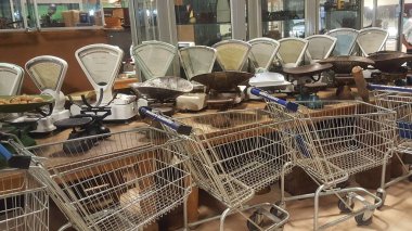 Pretoria, Güney Afrika - 08 Şubat 2019: Pretoria 'daki Maders Slaghuis aynı binada bir kasaplık ve müzedir. Güzel yemekler yiyin ve harika koleksiyonlar görün.