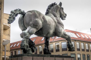 Randers, Danimarka - 08 Şubat 2020: Jutland Aygırı Helen Schou tarafından yaratıldı ve 1969 'da ünlü at pazarlarının ve Jutland at yetiştiriciliğinin hatırası olarak dikildi.