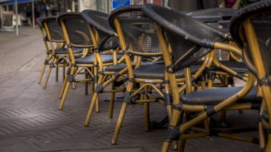 Randers, Danimarka - 08 Şubat 2020: Sokakta dikilen sandalyeler. Güzel renkler