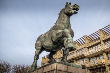 Randers, Danimarka - 08 Şubat 2020: Jutland Aygırı Helen Schou tarafından yaratıldı ve 1969 'da ünlü at pazarlarının ve Jutland at yetiştiriciliğinin hatırası olarak dikildi.