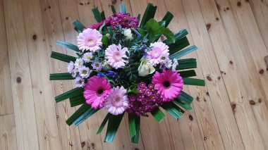 Sevgililer Günü buketinde birçok renkte güzel çiçekler