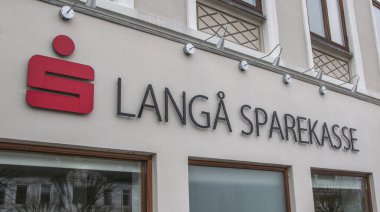 Randers, Danimarka - 02 Mart 2020: Randers 'deki Langaa Sparkasse binasının logosu.