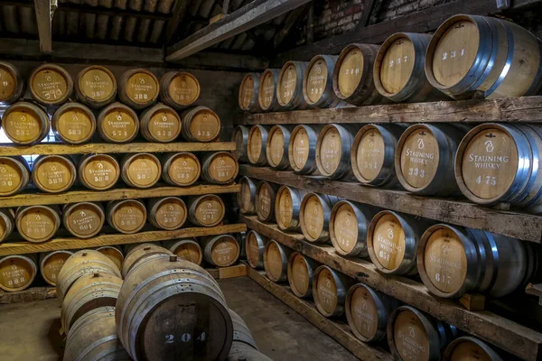 Skjern, Danimarka - 07 Temmuz 2018: Whiskey Distillery, Viski yapmak çok popüler hale geldi ve pek çok küçük viski damıtkanlığı gündeme geliyor
