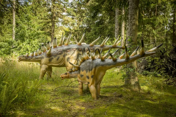 Giveskud, Danimarka - 16 juli 2019: Kentrosaurus, Stegosaurus familyasından bir otoburdu. Ama biraz daha küçüktü. Dinozorlar doğaları gereği yaşarken oldukları boyutlara inanırlar..