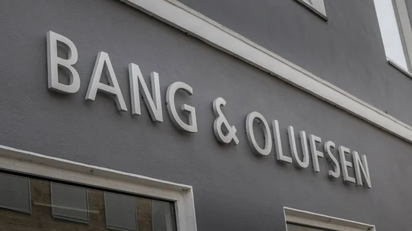 Randers, Danimarka - 08 Şubat 2020: Randers 'daki Bang & Olufsen binasının logosu.