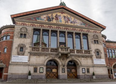 Aarhus, Danimarka - 24 Mart 2020: Aarhus Tiyatrosu (Aarhus Tiyatrosu), Danimarka 'nın en büyük il tiyatrosudur. Binanın stili Art Nouveau, özellikle doğal malzemeler üzerine kurulu..