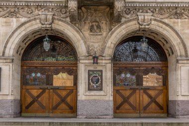 Aarhus, Danimarka - 24 Mart 2020: Aarhus Tiyatrosu 'nun (Aarhus Tiyatrosu) ön kapısı, Danimarka' nın en büyük il tiyatrosudur. Binanın stili Art Nouveau, özellikle doğal malzemeler üzerine kurulu..