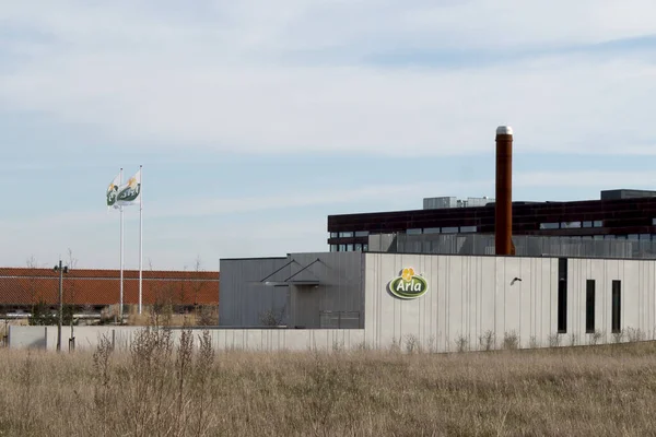 Skejby, Danimarka - 24 Mart 2020: Skejby Danimarka 'daki Arla Nativa Arla Gıda Küresel Yenilik Merkezi, Forground' daki arka planda bina ve çim alanı