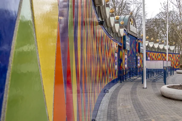 Aarhus, Danimarka - 24 Mart 2020: Aarhus 'taki Tivoli Fiheden, eğlence parkının renkli girişi için sezona açılmaya hazır.,