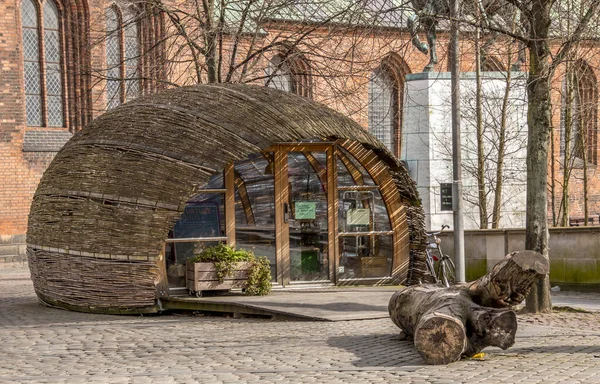 Aarhus, Danimarka - 24 Mart 2020: Aarhus Storetorv 'da küçük özel bir sokak kafesi. Arka plandaki katedral. Arka planda binicisi olan bir heykel