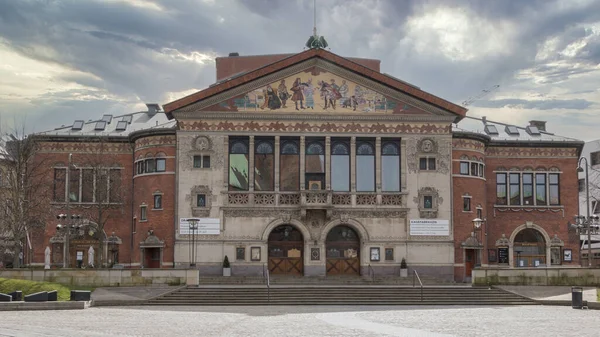 Aarhus, Danimarka - 24 Mart 2020: Aarhus Tiyatrosu (Aarhus Tiyatrosu), Danimarka 'nın en büyük il tiyatrosudur. Binanın stili Art Nouveau, doğal malzemeler üzerinde duruluyor. Arka planda dramatik gökyüzü