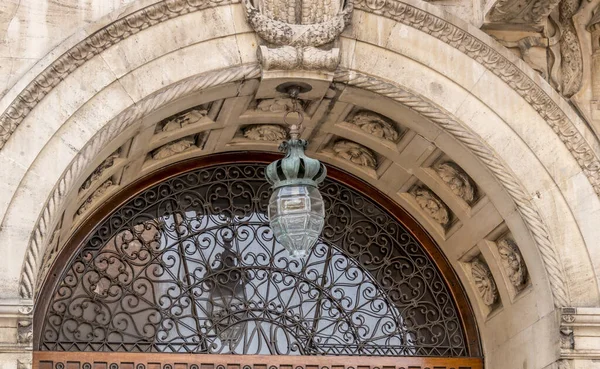 Aarhus, Danimarka - 24 Mart 2020: Aarhus Tiyatrosu 'nun (Aarhus Tiyatrosu) ön kapısı, Danimarka' nın en büyük il tiyatrosudur. Binanın stili Art Nouveau, özellikle doğal malzemeler üzerine kurulu..