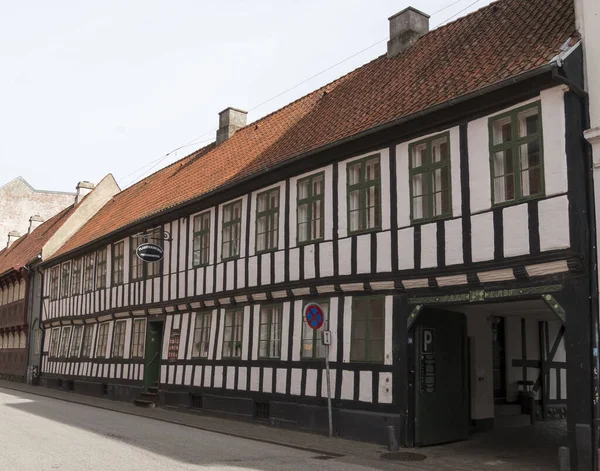 Aarhus, Danimarka - 24 Mart 2020: Aarhus şehir merkezinde özel estetik cerrahi hastanesi. Hastane bazı eski tarz binalarda, eski binalarda yarı keresteli evler var..