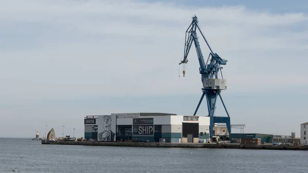 Aarhus, Danimarka - 24 Mart 2020: Gantry vinci Aarhus Limanı 'nın rıhtımında duruyor.