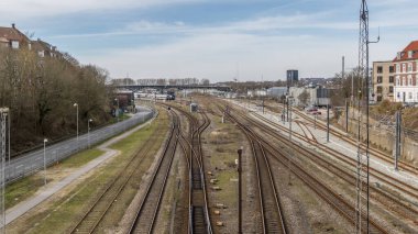 Aarhus, Danimarka - 24 Mart 2020 Aarhus tren istasyonu yakınlarındaki tren rayları. Arka planda riggade köprüsü görülür