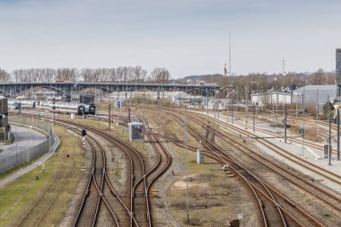 Aarhus, Danimarka - 24 Mart 2020 Aarhus tren istasyonu yakınlarındaki tren rayları. Arka planda riggade köprüsü görülür