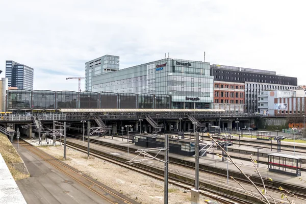Aarhus, Danimarka - 24 Mart 2020: Aarhus tren istasyonu köprünün altından geçiyor. Bruun 'un galeri alışveriş merkezi arka planda görülüyor. Bisiklet parkı köprüde görülebilir. Comwell Oteli solda.