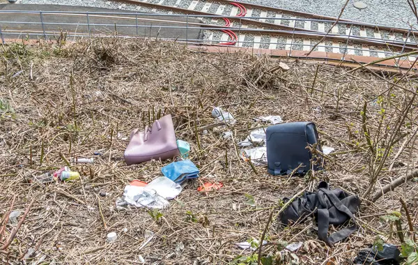 Aarhus, Danimarka - 24 Mart 2020 Aarhus 'taki bir yamaçtan atılan çalıntı çantalar. Çantaların içeriği etrafa saçılmış