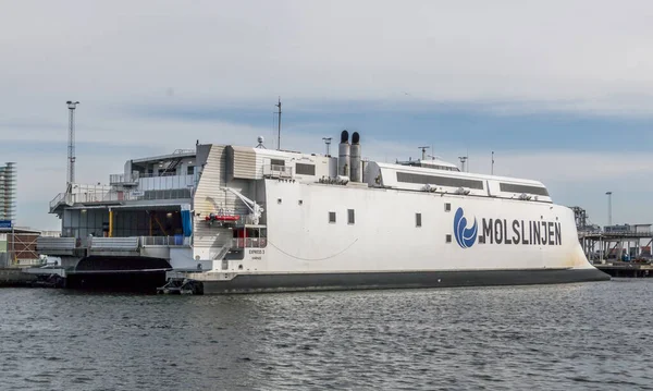 Aarhus, Danimarka - 24 Mart 2020: Nakliye şirketi Molslinjen 'in 3 feribot ekspresi Aarhus limanında demirlemiştir.