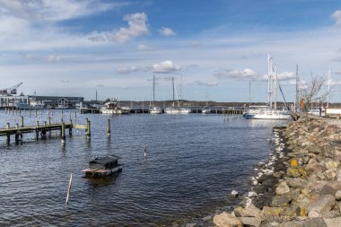 Mariager, Danimarka - 29 Mart 2020: ördekler için bir ev, ördeklerin yuva yapıp yumurtaların üzerine uzanabilecekleri bir ev. Çatıda yem olan yüzen bir ev.