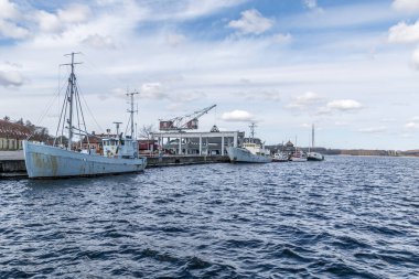 Mariager, Danimarka - 29 Mart 2020: Danimarka limanından gri bir dilek teknesi, Mariager, Danimarka