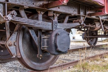 Eski bir tren vagonunda tekerlekler. Eski kırmızı antika tren vagonu. rayların üzerinde duruyor..