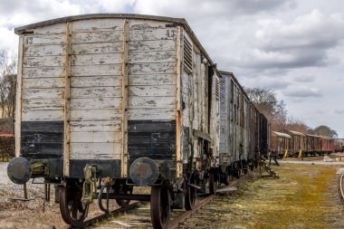 Demiryollarındaki eski tren vagonları, kırmızı ve beyaz ahşap tren vagonları