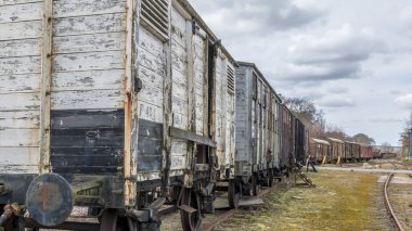 Demiryollarındaki eski tren vagonları, kırmızı ve beyaz ahşap tren vagonları