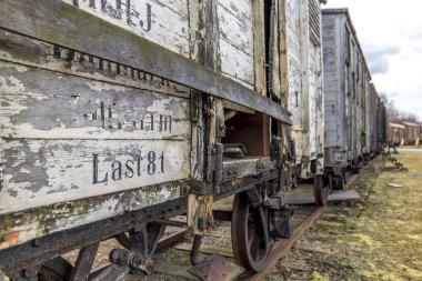 Demiryollarındaki eski tren vagonları, kırmızı ve beyaz ahşap tren vagonları. Düşük açılı fotoğrafçılık