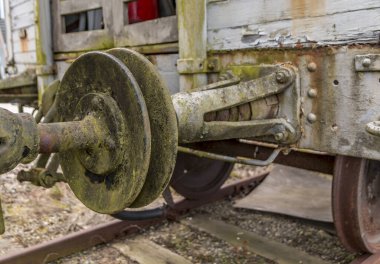 Raylı eski tren vagonu, beyaz ahşap tren vagonu. Yük vagonlarını bağlamak için eski tarz kanca bağlantıları ve tamponlar.