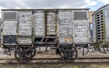 Raylı eski tren vagonları, beyaz ahşap tren vagonları. Mavi gökyüzü. Düşük açılı fotoğrafçılık
