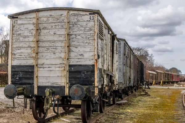 Demiryollarındaki eski tren vagonları, kırmızı ve beyaz ahşap tren vagonları