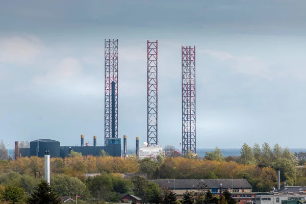 Maersk yenilikçi sondaj platformu Grenaa rıhtımında. Petrol için büyük bir sondaj makinesi. Maersk yağı