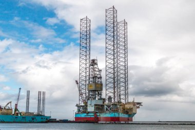 Grenaa, Danimarka - 10 maj 2020: Maersk yenilikçi sondaj platformu Grenaa limanında. Petrol için büyük bir sondaj makinesi. Maersk yağı