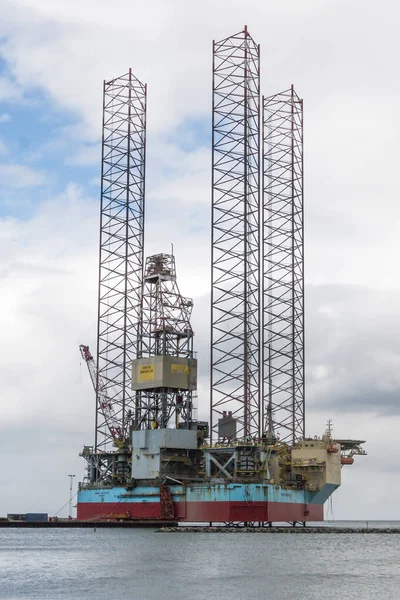 Grenaa, Danimarka - 10 maj 2020: Maersk yenilikçi sondaj platformu Grenaa limanında. Petrol için büyük bir sondaj makinesi. Maersk yağı